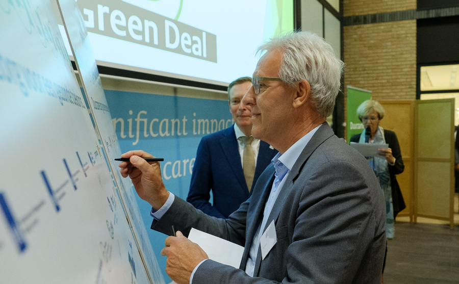 Minister Bruno Bruins en Jan Duenk, bestuurder van Abrona, ondertekenen de Greendeal voor duurzame zorg